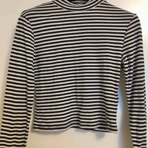  - Jag har inte haft denna tröja länge men de är i bra kvalitet✨, den är inte min stil😊 + frakt 50kr  Swish funkar också📲