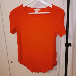 Orange topp  - Orange topp från H&M, endast provad. 