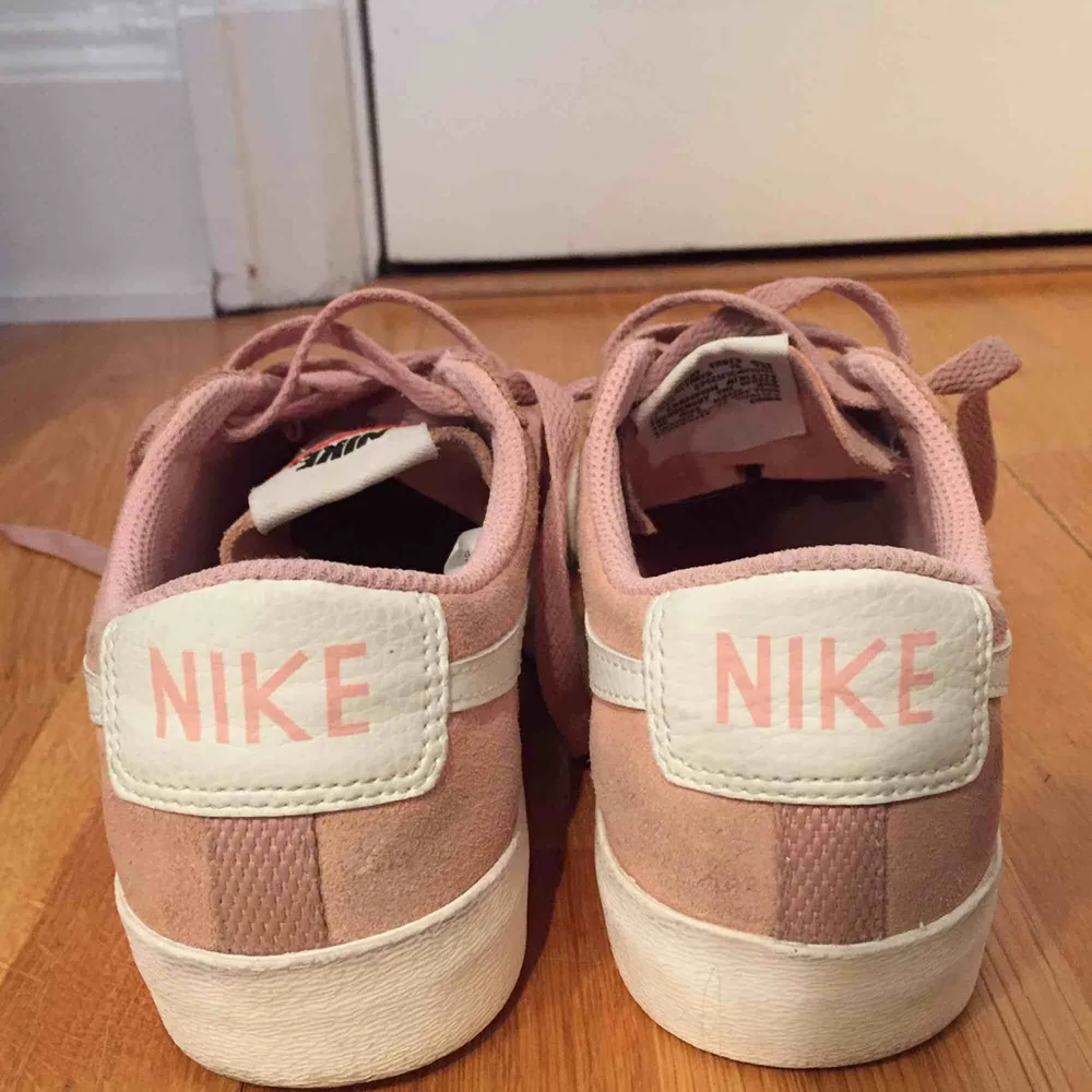 Nike skor, använda en del men i rätt bra skick och lätta att rengöra. Lite små i storleken (mer för någon med stor 37 eller 36.5). Frakt ingår inte i priset.. Skor.