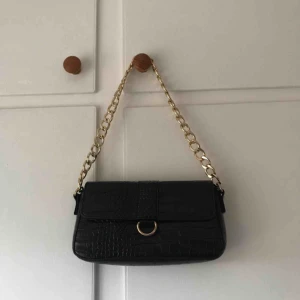  - Väska från Missguided/Zalando, använd mycket få gånger🖤🦋 priset kan diskuteras