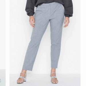  - Väldigt fina kostymbyxor från Nelly i storlek 34. Aldrig använda. Sitter inte tajt runt benen och är väldigt bekväma. Kontakta mig gärna om ni vill ha mer information☺️ köparen står för frakten