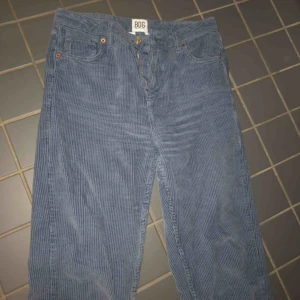  - Skit snygga manchester byxor från urban outfitters, i modellen mom. Använda väldigt fåtal gånger, så dom är i bra skick! Köpta på zalando