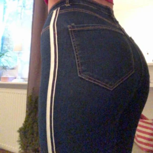  - Ett par knappt använda jeans från Zara, köparen står för frakt :)
