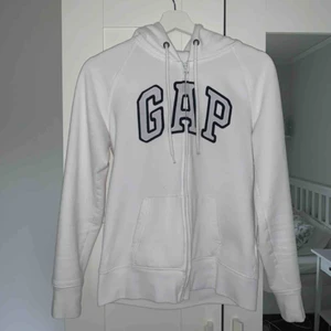  - Vit kofta med huva från GAP. Endast använd några få gånger. Superskön och minimalistisk som passar till allt! Köpare står för frakt. Kan även mötas upp i Kalmar. 