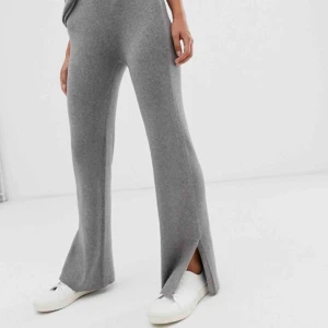  - Helt nya med prislapp kvar, säljer då dom tyvärr var för långa! Sååå himla snygga, testar sälja här då de blir en lättare process än att skicka tbx😅 (ljuset är inte jätte rättvist på bilden)