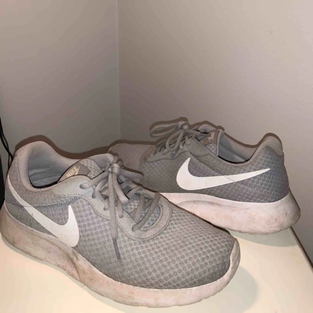 Nike grey and white shoes. Used a few times. Pay for shipping or transport. . Skor.
