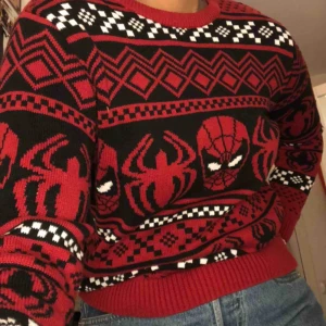  - Säljer en snygg, cool och skön stickad spiderman tröja köpt i Krakow. Den är i bra skick och endast använd på denna bild❤️🕷