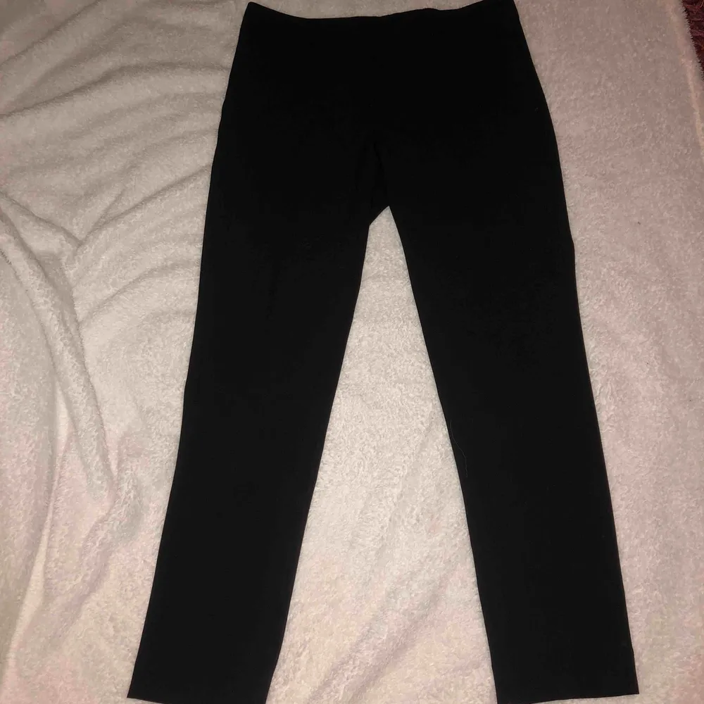 Svarta kostymbyxor från Kappahl i storlek 36, endast använda 1 gång, i modellen Kelly. Jeans & Byxor.