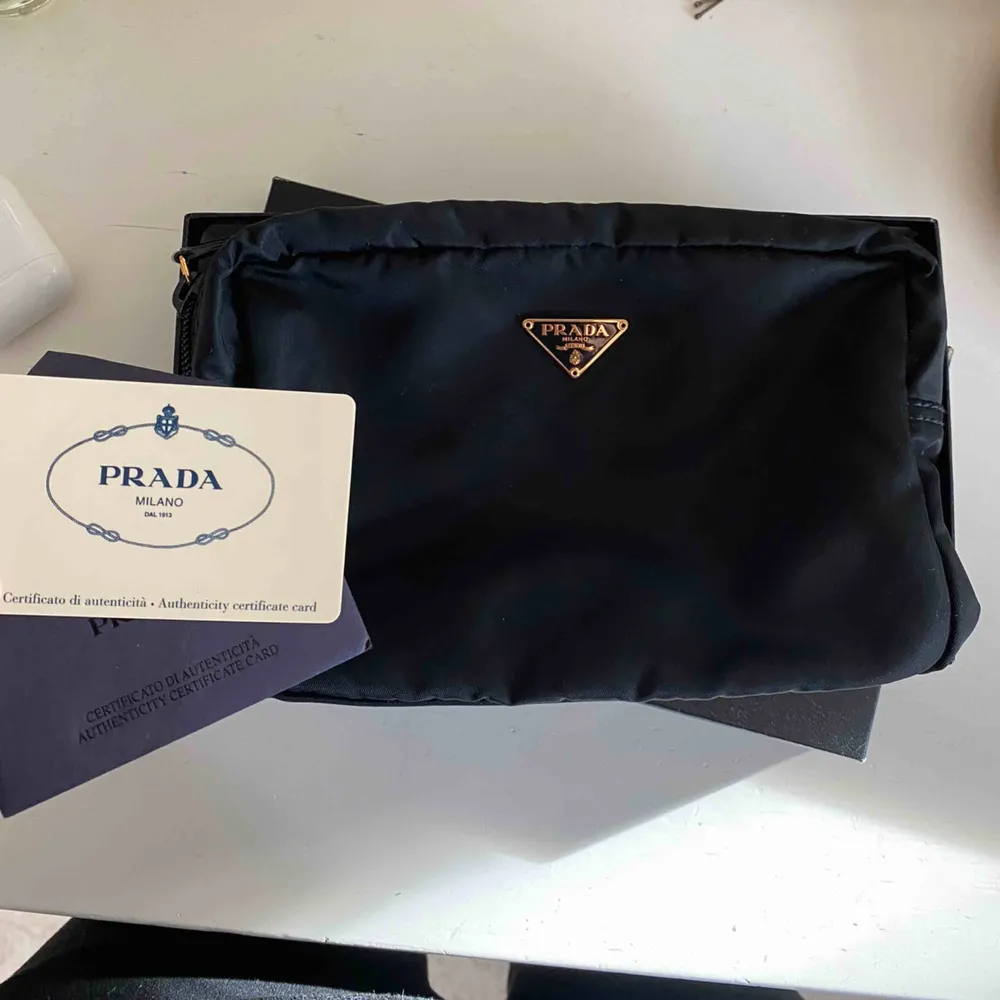 Superfin cosmetic pouch från Prada inköpt för 1800 hos the vintage bar. Kommer med original lådan, äkthetskort samt intyg från the vintage bar ✨ Fler bilder kan skickas vid intresse! Den är som ny! . Accessoarer.