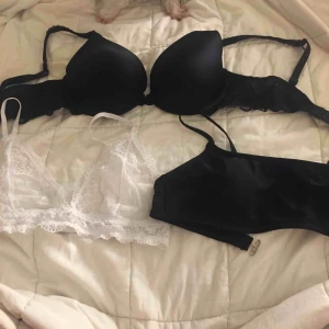 Bhar - En svart vadderad bh med padding inte push upp i storlek 75D från trofé och en vit spets bralette från gina tricot i storlek M.