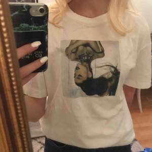 Vit t-shirt med Ariana Grande tryck fram och text bak🤙🏽använd 1 gång💜frakt 65kr