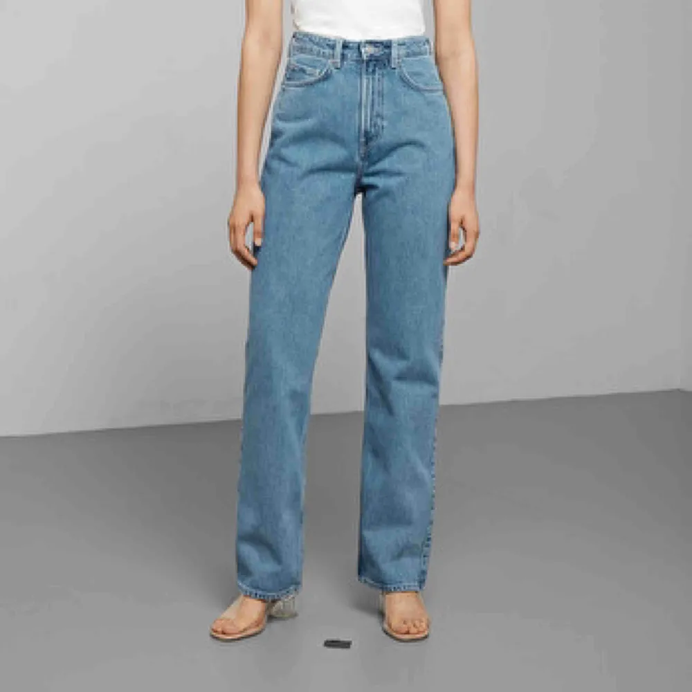 ”Intressekoll” kommer förmodligen sälja mina weekday jeans i modellen Row strl 24W/30L då jag är 1.78 lång och behöver längre jeans, är någon intresserad?💖💖 (slutsålda överrallt). Jeans & Byxor.