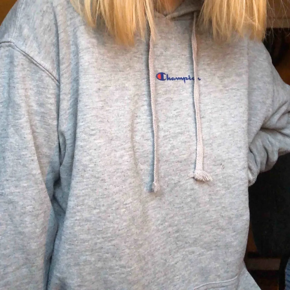 Säljer min mysiga hoodie från champion då den tyvärr inte kommer till användning tillräckligt ofta :( Jättefint skick! . Hoodies.