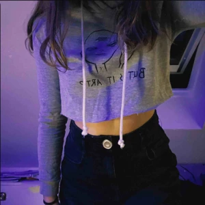  - Avklippt hoodie med Alien täckning 🪐