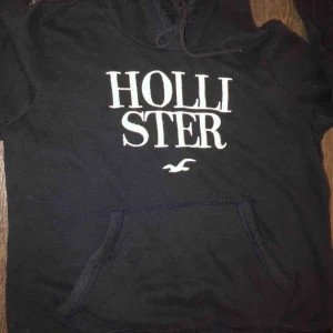  - En mörkblå tjocktröja skön och mysig, köpt för tre år sen men är i bra skick.