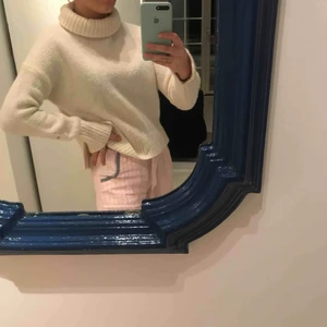  - En vit stickat polo från hunkydory