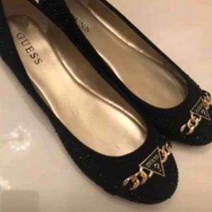  - Svarta ballerina från märket Guess. Storlek 8,5 