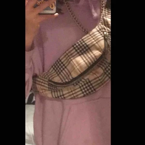  - Jätte fin rutig bumbag från Monki. Sparsamt använd, fint skick. Frakten är 18 tror jag. Om många är intresserade så blir det budgivning. Startbud 45!!