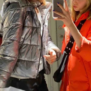  - Jätte fin jacka från zara! Köpt hör på plick! Jag har vanligtvis XS/S och den passar bra på mig!