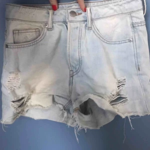 - Ljusa shorts med gömd knäppning. Helt oanvända. Skulle säga att dom passar bättre som 38 eller stora 36. 