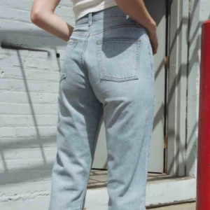  - sååå fina högmidjade jeans från brandy melville köpta i somras. använda men i fint skick. säljer då jag inte har användning för de längre. kan mötas upp i stockholm. buda 🥰