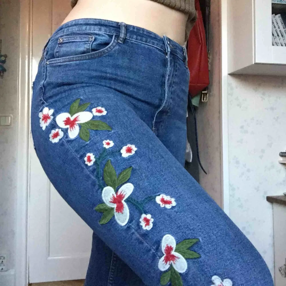 Asbekväma jeans från Zara Trafaluc Denimwear! Jättefint broderi på ena benet. Specialpris: 2 par byxor för 150kr, 3 par för 220kr! ;))💗. Jeans & Byxor.