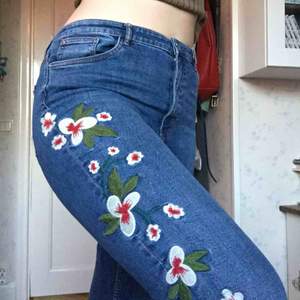 Asbekväma jeans från Zara Trafaluc Denimwear! Jättefint broderi på ena benet. Specialpris: 2 par byxor för 150kr, 3 par för 220kr! ;))💗