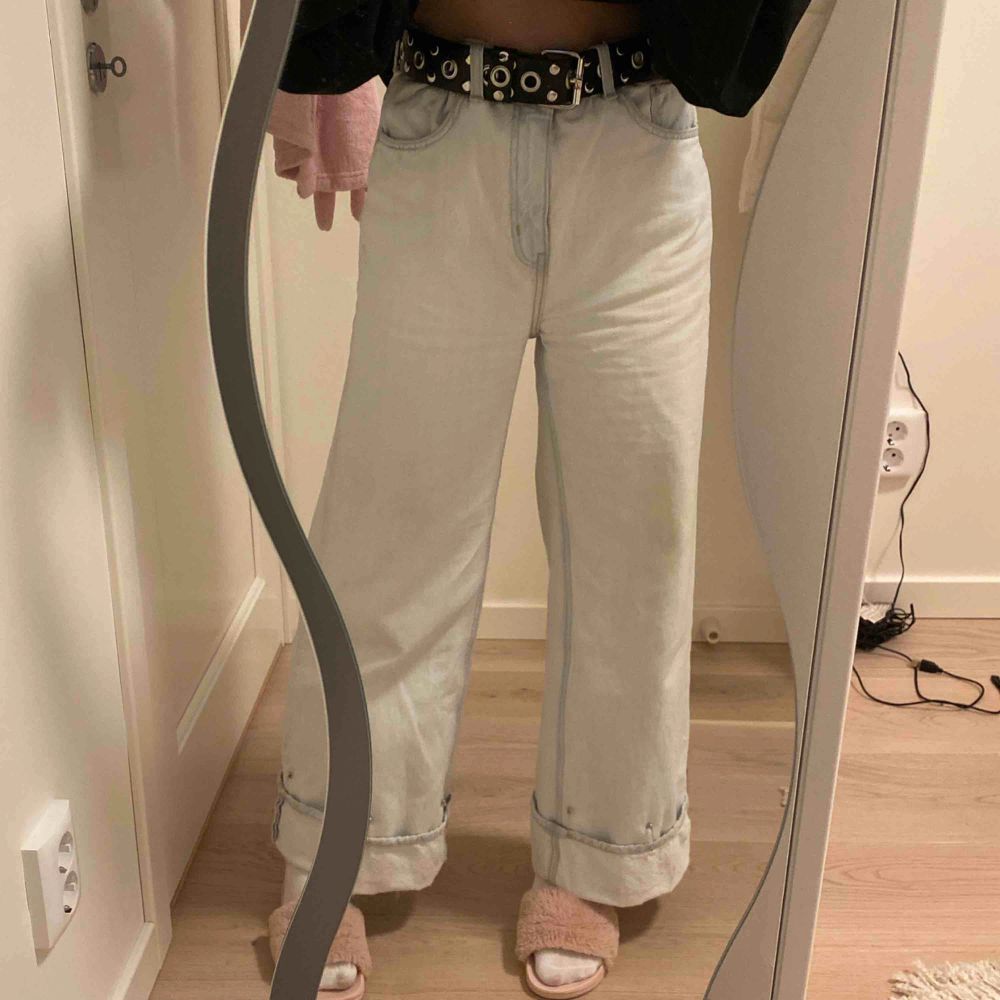 Weekday jeans i modellen ACE🖤 Jag har vikit upp den med säkerhätsnål men man kan ju självklart ta ut dom om man vill. Jag e 166cm. Pris kan diskuteras vid en snabb affär.💜. Jeans & Byxor.