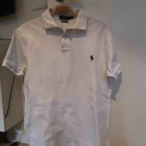  - liten svag fläck mitt på som knappt syns, annars fint skick.