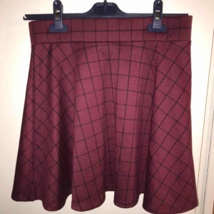  - Jätte mysig högmidjad kjol! Väldigt stretchy och mjukt material. 
