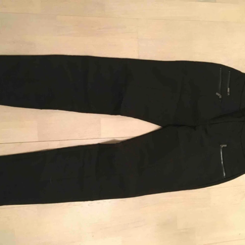 Svarta stretchiga byxor från Mango . Jeans & Byxor.