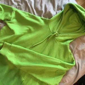  - Skitcool hoodie från Monki som tyvärr inte kommer till användning. Stl XS men passar även S-M. Jättemysig verkligen. Kan mötas upp i Lund/Malmö eller FRI FRAKT