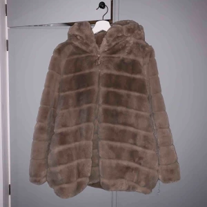  - Näst intill oanvänd men ena fickans söm har sprungit så måste fixas om man vill använda den fickan.  Tänkt mig 500 men pris går att diskutera. Finns i Uppsala 