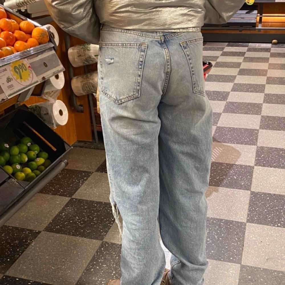 Ett par as snygga raka långa jeans från hm, dessa är slutsålda och liknar de jätte populära jeansen från zara väldigt mycket💕 de är i storlek S och personen på bilden är runt 168💕 . Jeans & Byxor.