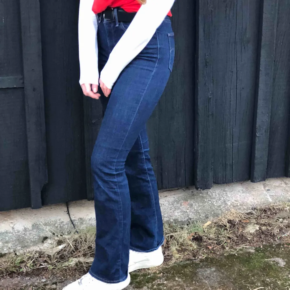 Säljer dessa super fina Levis jeans i storlek 27, hon som har på sig byxorna är 166, Använda men i bra skick! Köpta för ca 900kr. Jeans & Byxor.
