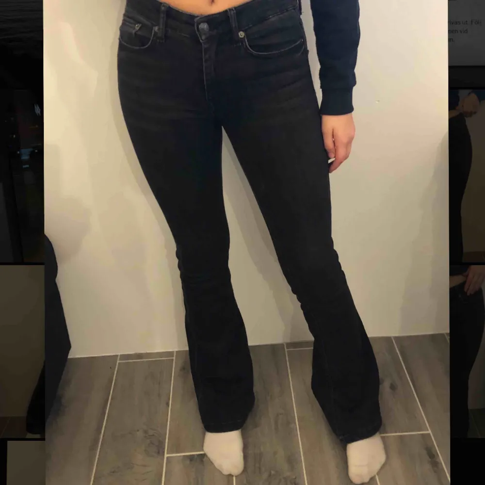 Grå/svarta bootcut jeans från zara i fint skick, strl 34. Säljer då det inte är min stil. Köparen står för frakt☺️. Jeans & Byxor.