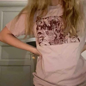  - Jag är 161 och väger 56 kg! Den är använd tre gånger, köpt för cirka 300-400. Kan mötas i Sthlm, annars betalar du för frakt ❤️