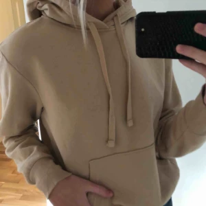  - Beige basic hoodie från H&M, jättefin färg men används inte!