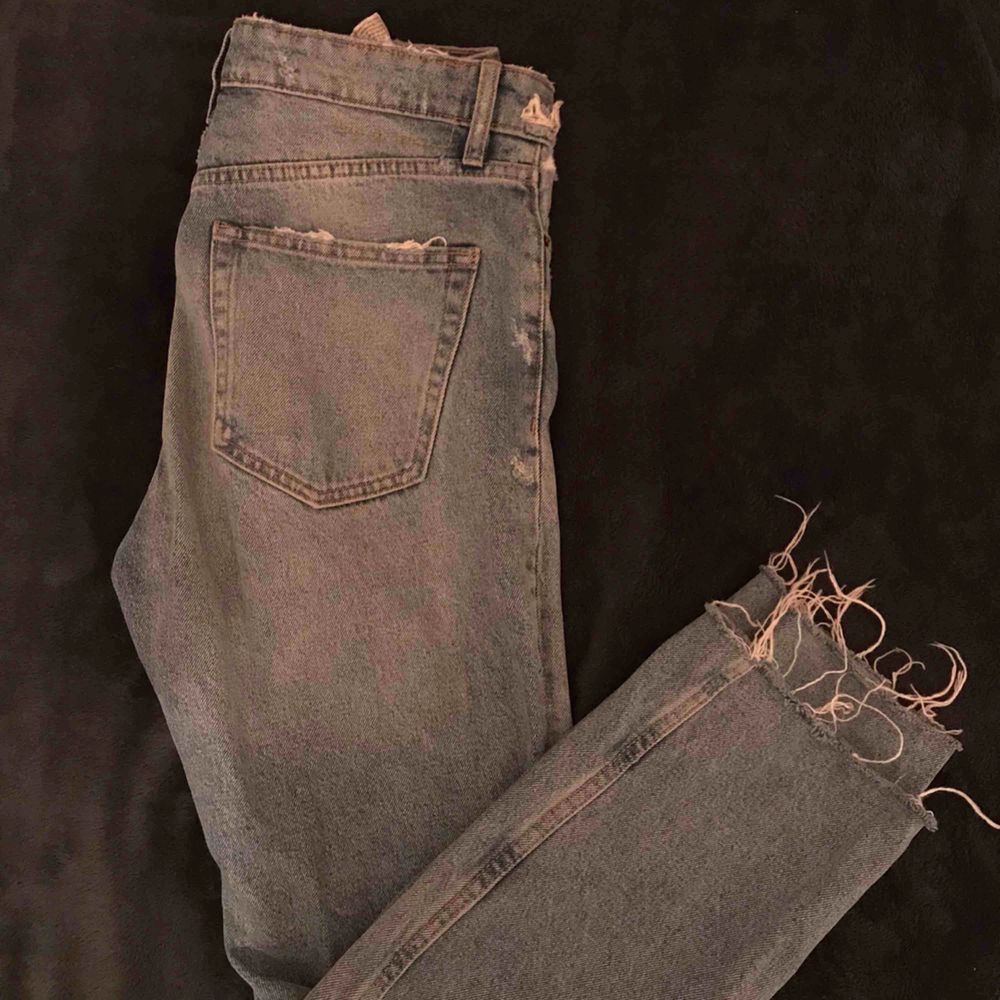 Så populära och snygga jeans från zara!🦋 i strl 36 och köpta för 400 kr. Avklippta nedtill, tighta över låren och med hål på knäna . Kan mötas upp i stockholm eller så står köparen för frakt💙💙. Jeans & Byxor.