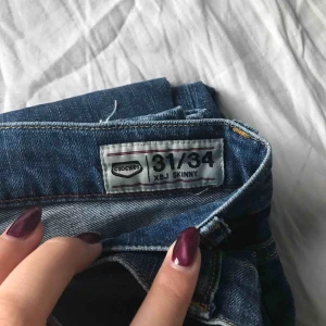  - Fina acidwash jeans med normal midja och lite stretch. Från märket Crocker köpta på JC. De är 31 i midjan och 34 i längden. Passar någon i storlek M/L