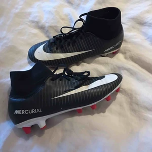  - Säljer mina jättefina fotbollsskor från Nike. Använda men i superbra skick! Säljer pga att de är försmå. De är lite små i storlek och kan därför passa en 38. Skorna tvättas innan de skickas, köparen står för frakten!