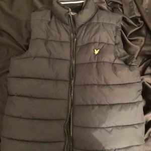  - En fin väst med bra kvalitet. Inte mycket använd. Kund står för frakt(: