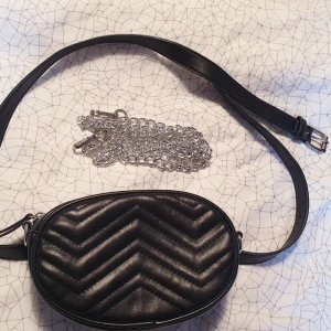  - Bumbag ca 20 cm bred  Kan göras om till cross-body bag  Lagad en gång (sista bilden), köpt för 500 kr.