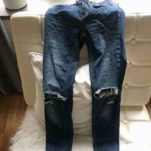 Jeans med super snygg slitning vid slutet av benen