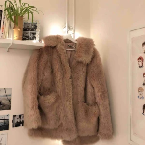  - Fakepäls från Jakke, (org pris 1400 kr) varm och stor! Passar s/m!! Väl använd, 2 av 6 spännen har åkt av men gåt att sy på så man även kan stänga. Ena fickan har lite slitage men gåt att ordna! 500 kr eller hösta bud! 💕💕💕💕