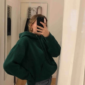  - Mörkgrön hoodie från weekday! Så skön! XS men oversize så passar XS-M 80 kr eller högstbudande! 💕💸💕💸💕