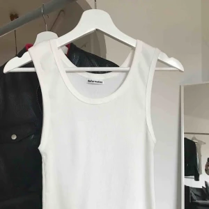  - Ribbad tank top från Reformation🌹 one size, passar mig som vanligtvis har S! Köpt i Los Angeles i december och aldrig använd. Pris inklusive frakt!