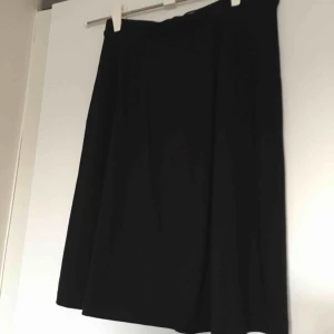 Kjol - Svart kjol från Filippa K. Fint skick. Passar även mig som har S. 📬 Frakt 63 kr
