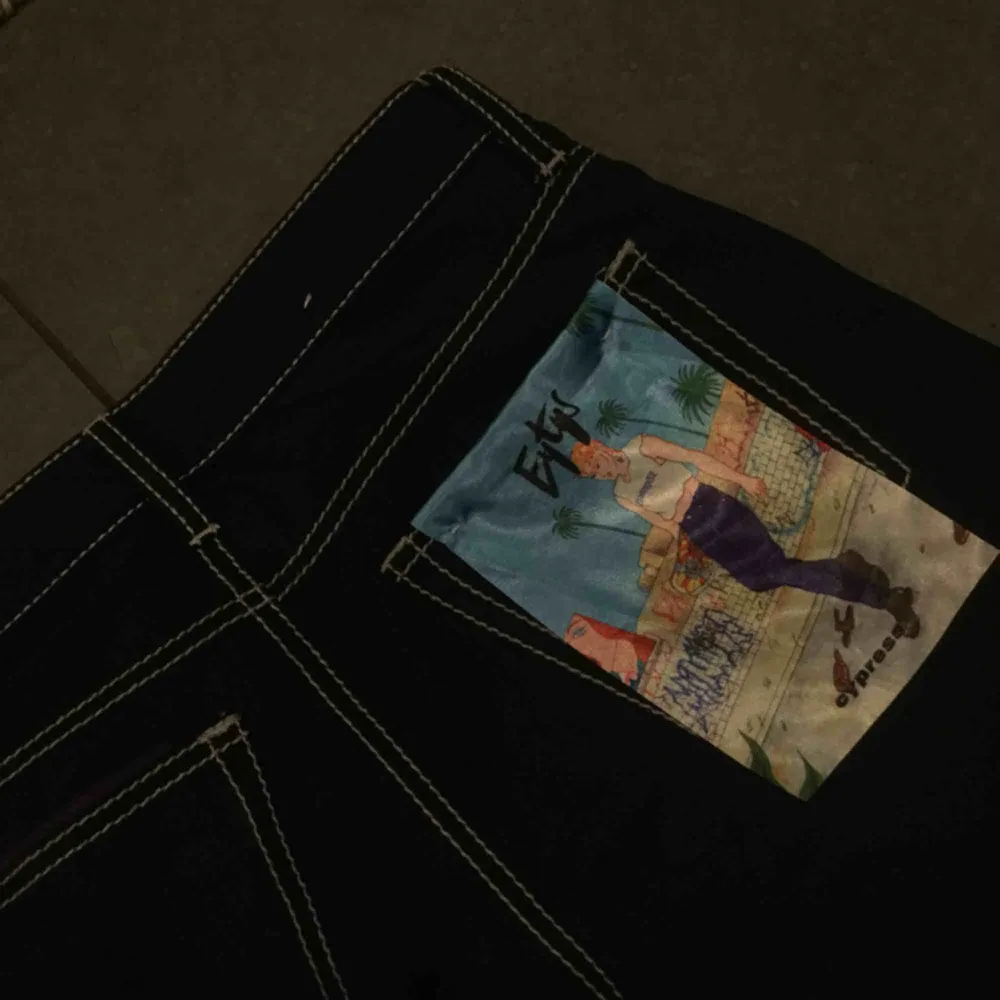 Cypress jeans från Eytys! Storlek 29/34 men jag bär oftast strl. 25-26 i midjemått. Endast använd ett fåtal gånger.   Ordinariepris: 1900kr . Jeans & Byxor.