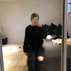  - Säljer båda för 100kr eller var för sig för 70kr. Stickade tröjor från Gina tricot med vidare armar. Möts upp i Stockholm eller så står köparen för frakten ☺️